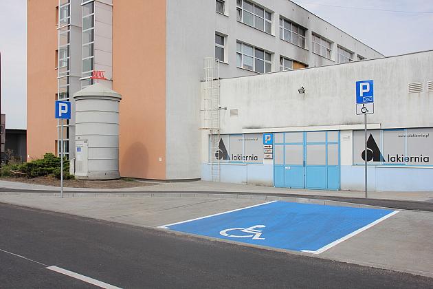 Nowa ulica, parkingi i droga rowerowa na ulicy Zwarowskiej