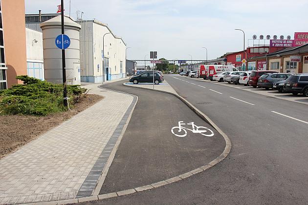 Nowa ulica, parkingi i droga rowerowa na ulicy Zwarowskiej