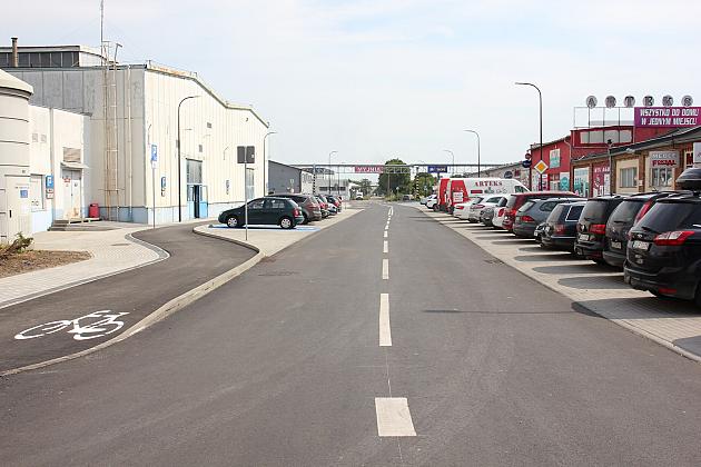 Nowa ulica, parkingi i droga rowerowa na ulicy Zwarowskiej