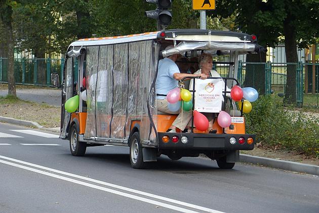 Wycieczki turystyczne meleksami po Lęborku hitem II Lęborskich Dni Seniora