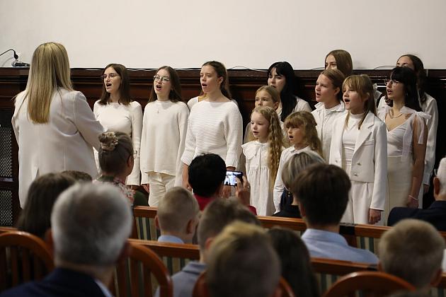Dyrektorzy i nauczyciele nagrodzeni z okazji Dnia Edukacji Narodowej