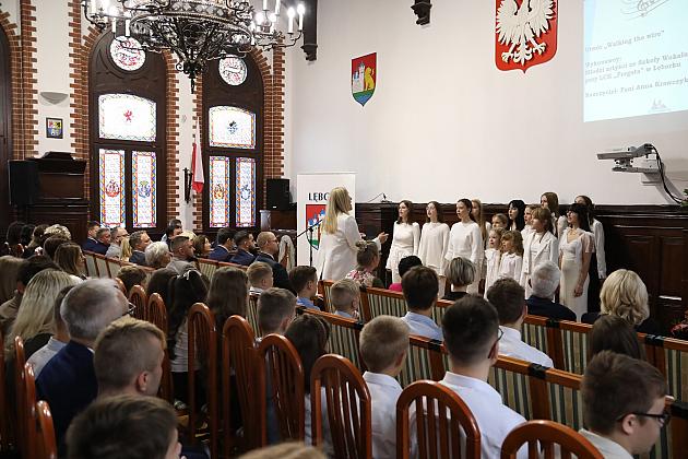 Dyrektorzy i nauczyciele nagrodzeni z okazji Dnia Edukacji Narodowej