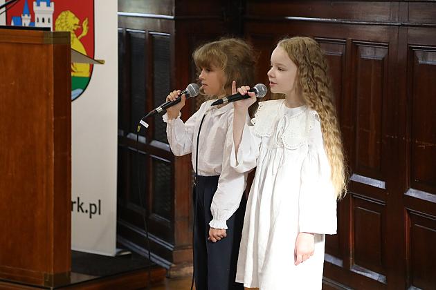 Dyrektorzy i nauczyciele nagrodzeni z okazji Dnia Edukacji Narodowej