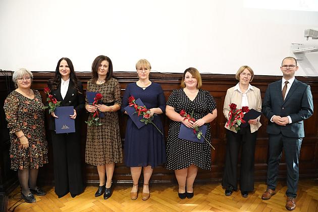 Dyrektorzy i nauczyciele nagrodzeni z okazji Dnia Edukacji Narodowej