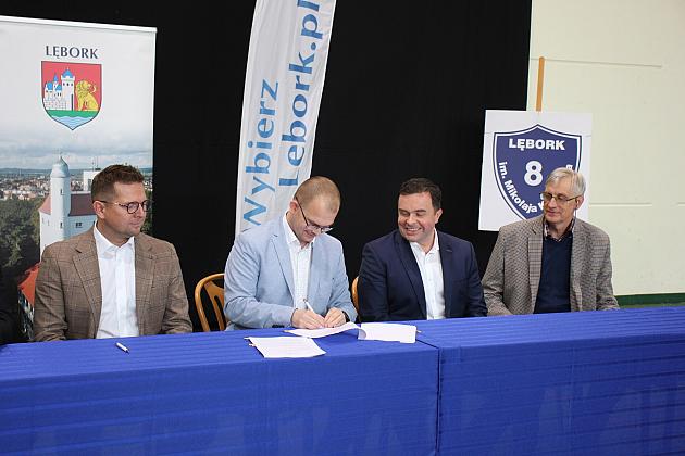 Umowy podpisane. 11 mln zł na rozbudowę, modernizację bazy oświatowej Lęborka