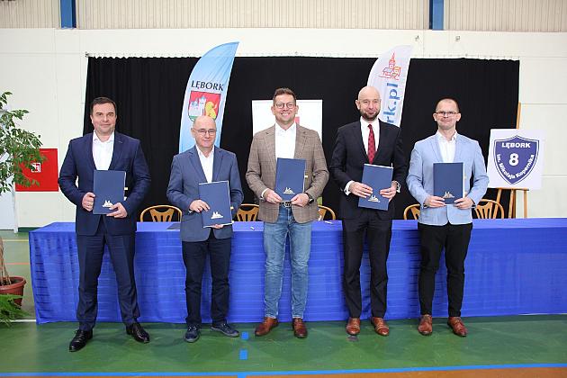 Umowy podpisane. 11 mln zł na rozbudowę, modernizację bazy oświatowej Lęborka