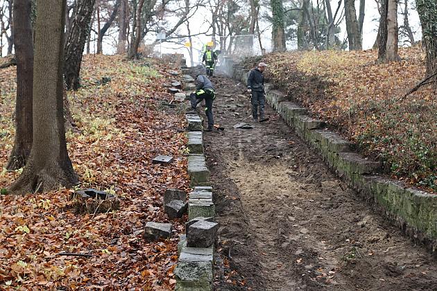 Kolejny etap renowacji schodów prowadzących do Wieży Ciśnień