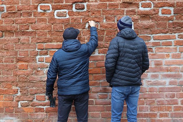 Fragment zabytkowych murów już po remoncie i przebudowie