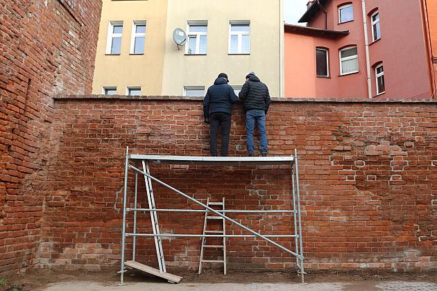 Fragment zabytkowych murów już po remoncie i przebudowie