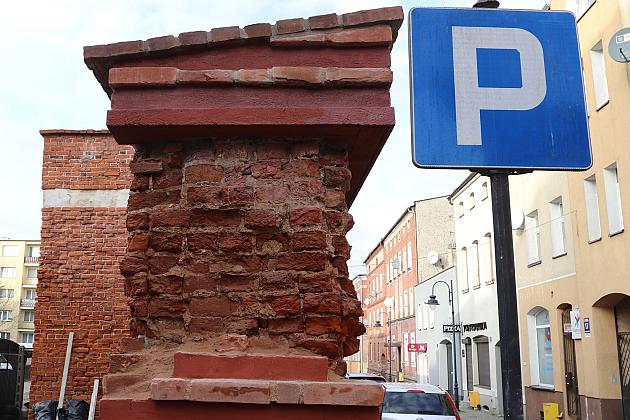 Fragment zabytkowych murów już po remoncie i przebudowie
