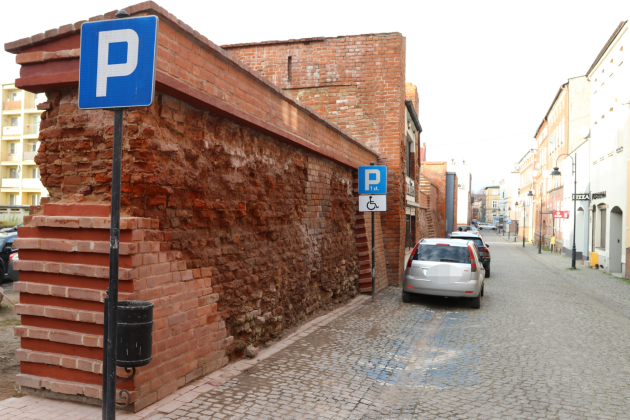 Fragment zabytkowych murów już po remoncie i przebudowie