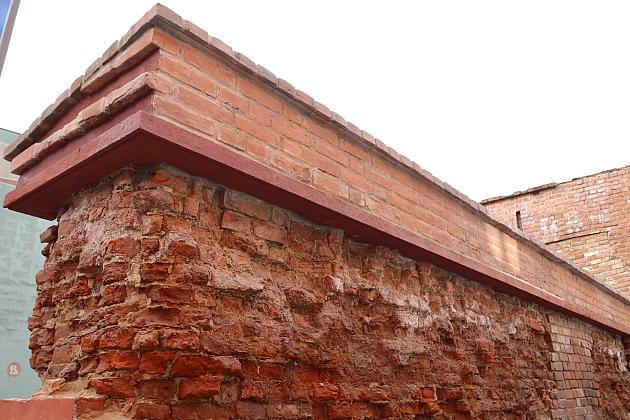 Fragment zabytkowych murów już po remoncie i przebudowie
