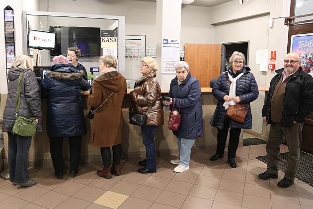 Seniorzy wypełnili „Fregatę” na seansie filmowym