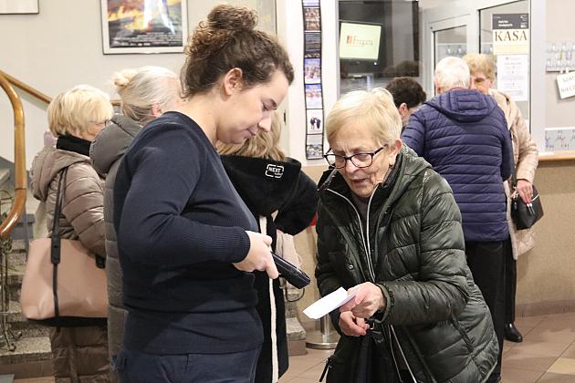 Seniorzy wypełnili „Fregatę” na seansie filmowym