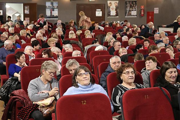 Seniorzy wypełnili „Fregatę” na seansie filmowym