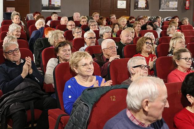 Seniorzy wypełnili „Fregatę” na seansie filmowym