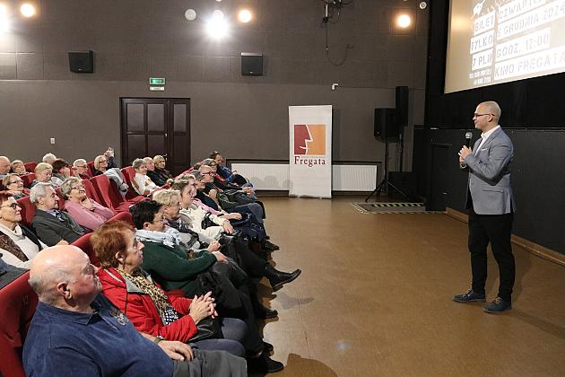 Seniorzy wypełnili „Fregatę” na seansie filmowym