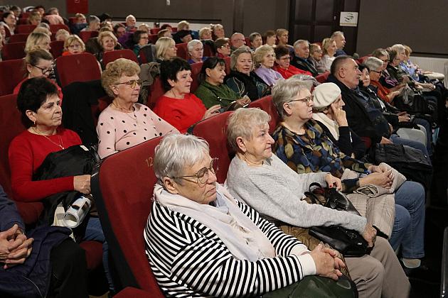 Seniorzy wypełnili „Fregatę” na seansie filmowym