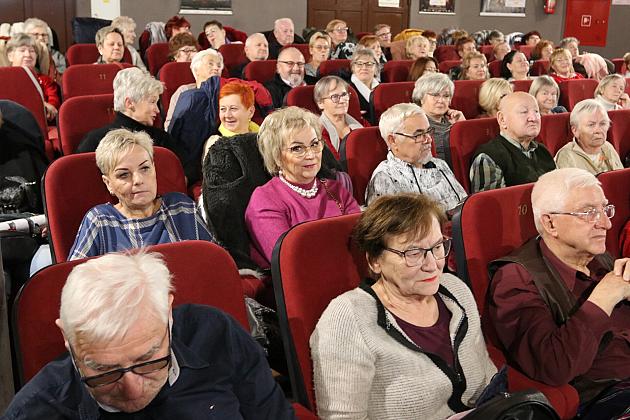 Seniorzy wypełnili „Fregatę” na seansie filmowym