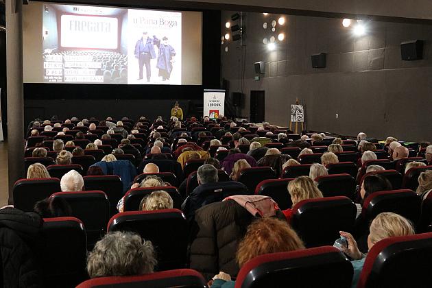 Seniorzy wypełnili „Fregatę” na seansie filmowym