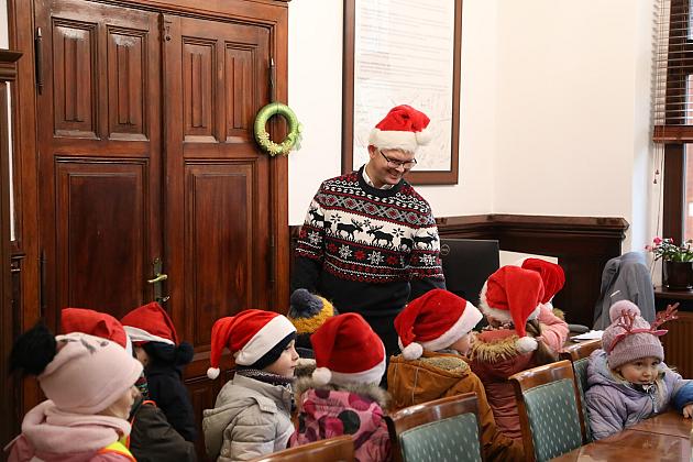 Przedszkolaki udekorowały choinkę w ratuszu