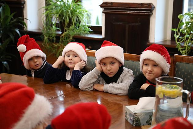 Przedszkolaki udekorowały choinkę w ratuszu