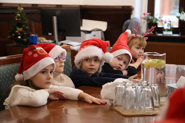 Przedszkolaki udekorowały choinkę w ratuszu