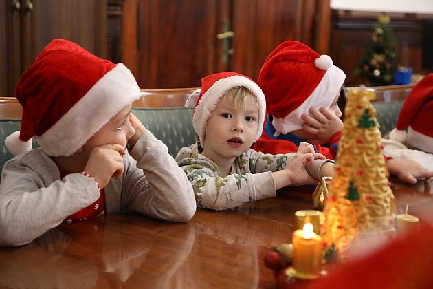 Przedszkolaki udekorowały choinkę w ratuszu