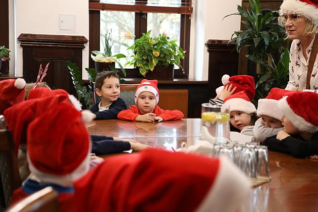 Przedszkolaki udekorowały choinkę w ratuszu