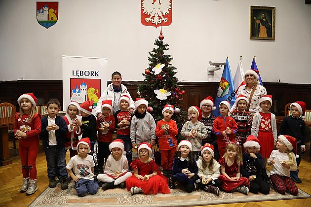 Przedszkolaki udekorowały choinkę w ratuszu