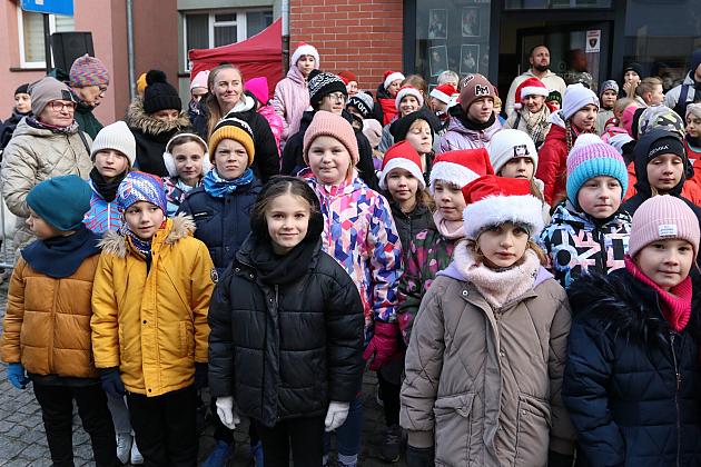 Sztafety SP7 Lębork i SP Nowa Wieś Lęborska najlepsze w Biegach Mikołajkowych