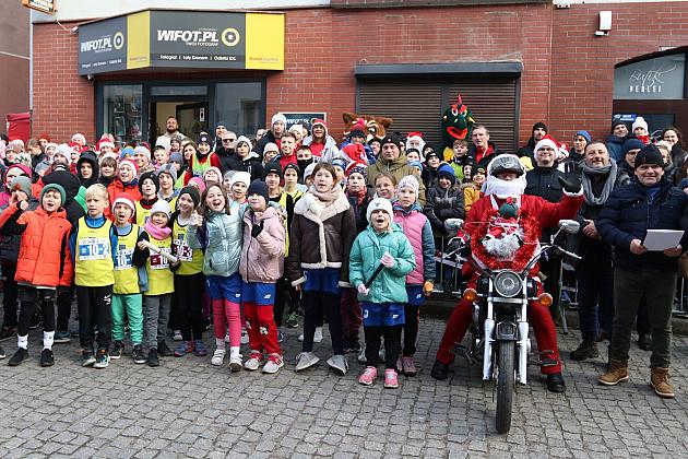 Sztafety SP7 Lębork i SP Nowa Wieś Lęborska najlepsze w Biegach Mikołajkowych