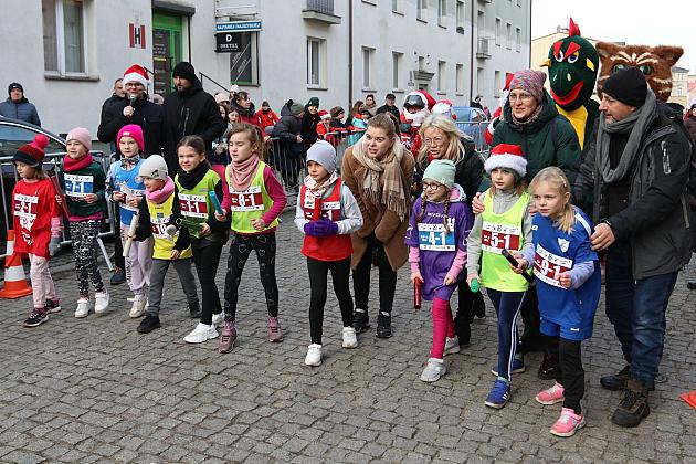 Sztafety SP7 Lębork i SP Nowa Wieś Lęborska najlepsze w Biegach Mikołajkowych