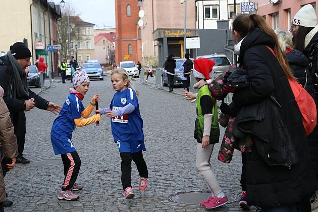 Sztafety SP7 Lębork i SP Nowa Wieś Lęborska najlepsze w Biegach Mikołajkowych