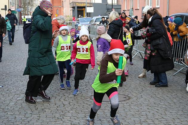 Sztafety SP7 Lębork i SP Nowa Wieś Lęborska najlepsze w Biegach Mikołajkowych
