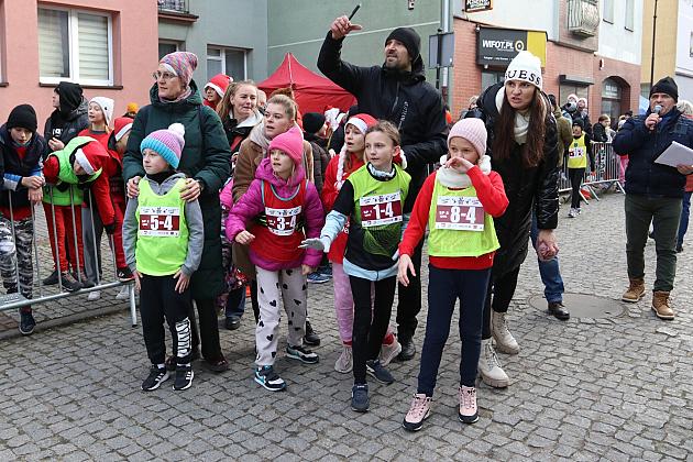 Sztafety SP7 Lębork i SP Nowa Wieś Lęborska najlepsze w Biegach Mikołajkowych