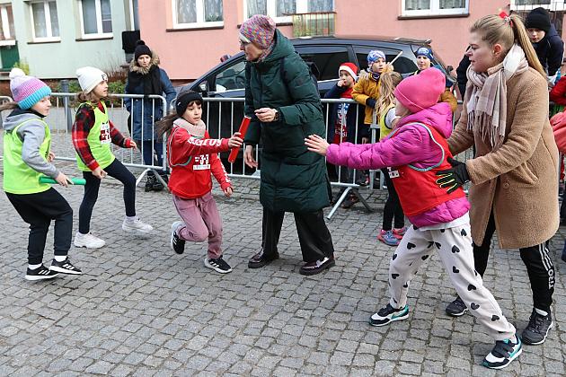 Sztafety SP7 Lębork i SP Nowa Wieś Lęborska najlepsze w Biegach Mikołajkowych