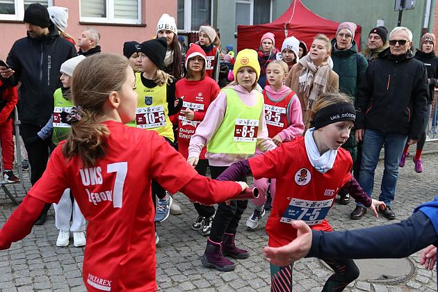 Sztafety SP7 Lębork i SP Nowa Wieś Lęborska najlepsze w Biegach Mikołajkowych