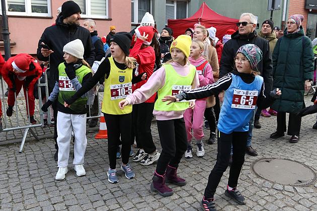 Sztafety SP7 Lębork i SP Nowa Wieś Lęborska najlepsze w Biegach Mikołajkowych