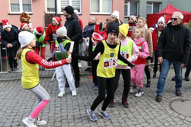 Sztafety SP7 Lębork i SP Nowa Wieś Lęborska najlepsze w Biegach Mikołajkowych