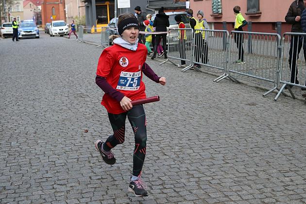 Sztafety SP7 Lębork i SP Nowa Wieś Lęborska najlepsze w Biegach Mikołajkowych