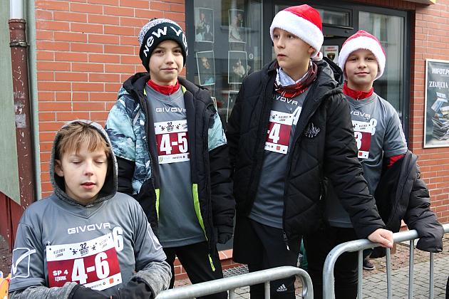 Sztafety SP7 Lębork i SP Nowa Wieś Lęborska najlepsze w Biegach Mikołajkowych