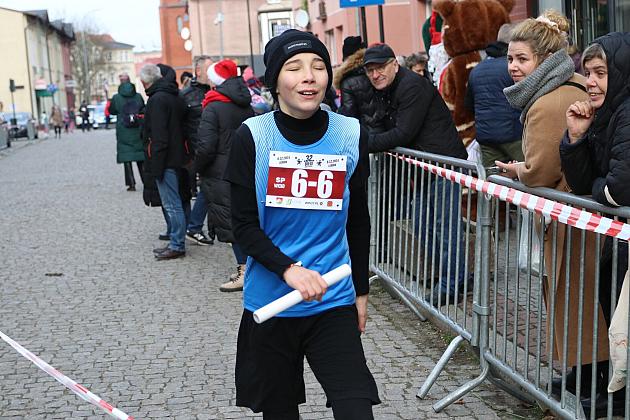 Sztafety SP7 Lębork i SP Nowa Wieś Lęborska najlepsze w Biegach Mikołajkowych