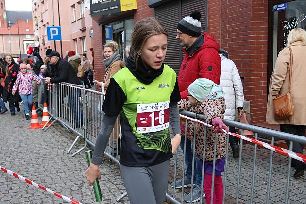 Sztafety SP7 Lębork i SP Nowa Wieś Lęborska najlepsze w Biegach Mikołajkowych