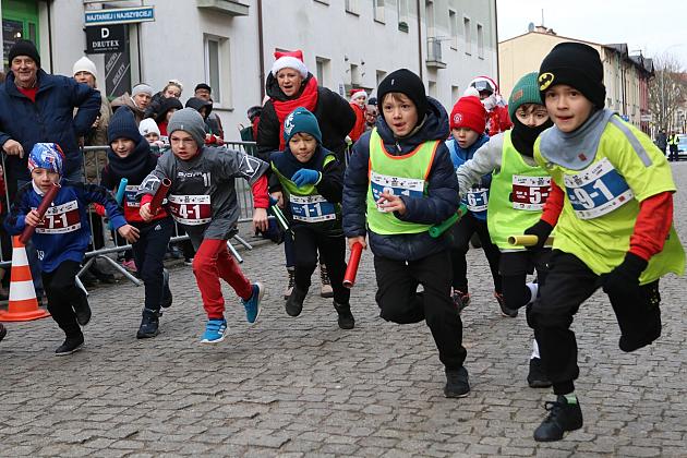 Sztafety SP7 Lębork i SP Nowa Wieś Lęborska najlepsze w Biegach Mikołajkowych