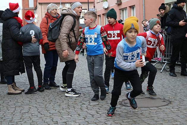 Sztafety SP7 Lębork i SP Nowa Wieś Lęborska najlepsze w Biegach Mikołajkowych