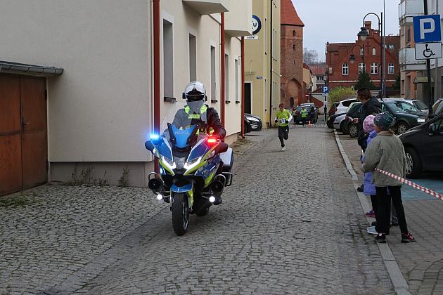 Sztafety SP7 Lębork i SP Nowa Wieś Lęborska najlepsze w Biegach Mikołajkowych