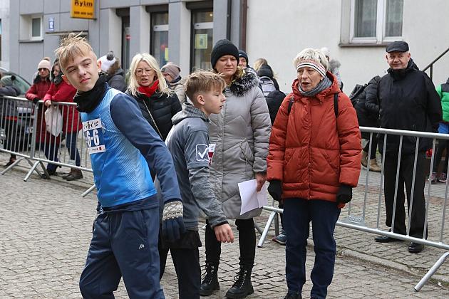 Sztafety SP7 Lębork i SP Nowa Wieś Lęborska najlepsze w Biegach Mikołajkowych