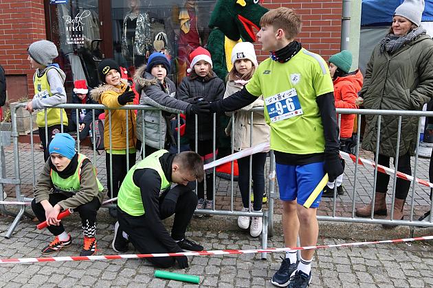 Sztafety SP7 Lębork i SP Nowa Wieś Lęborska najlepsze w Biegach Mikołajkowych