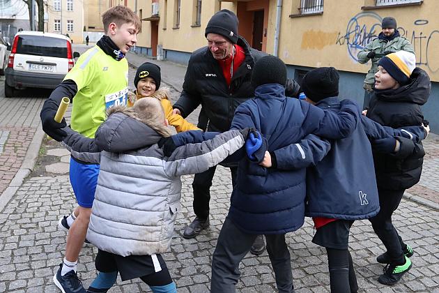 Sztafety SP7 Lębork i SP Nowa Wieś Lęborska najlepsze w Biegach Mikołajkowych